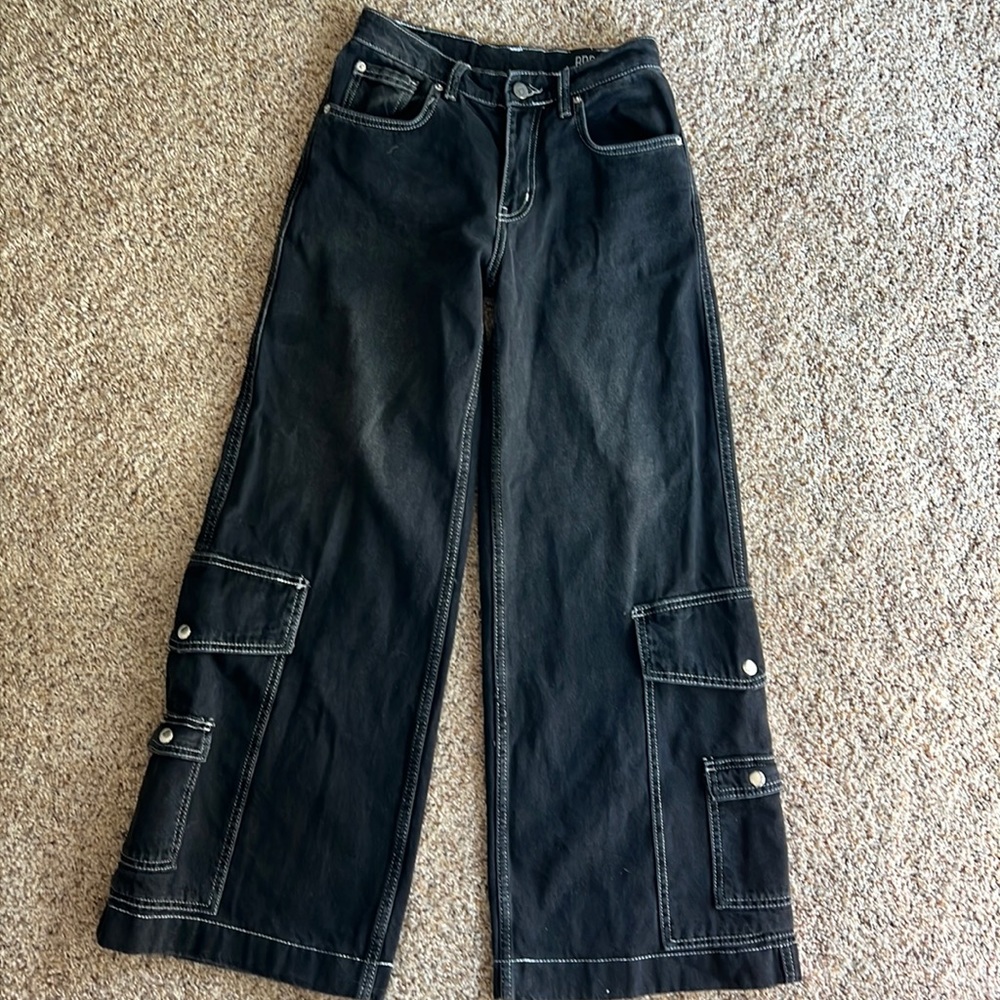 Super cute Urban Outfitters BDG contrast stitch wide leg cargo jeans. Size 25